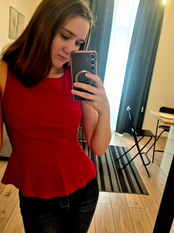 Fl�ra, 20 �ves t�rskeres� n�, Szigetv�r