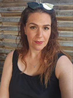 Dorottya, 45 �ves t�rskeres� n�, Salg�tarj�n