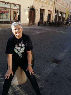 Katalin, 72 �ves t�rskeres� n�, Koml�