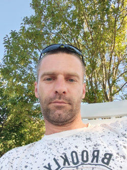 Jani, 40 �ves t�rskeres� f�rfi, Baden-W�rttemberg