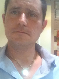 Peti, 44 �ves t�rskeres� f�rfi, T�gl�s