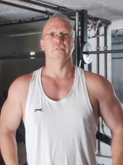 Zoltan, 52 �ves t�rskeres� f�rfi, K�szeg