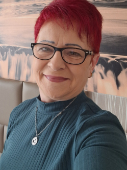 Kl�ri, 65 �ves t�rskeres� n�, Cegl�d