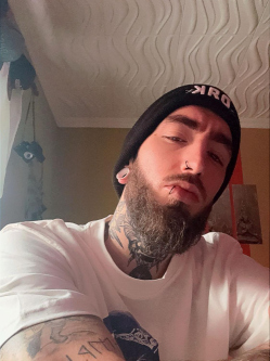 Attila, 30 �ves t�rskeres� f�rfi, Far�d