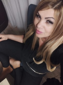Livi, 45 �ves t�rskeres� n�, F�zesabony