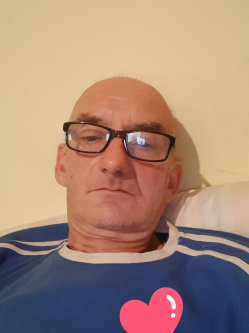 Laci, 59 �ves t�rskeres� f�rfi, Kar�d