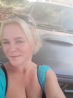 M�nika, 45 �ves t�rskeres� n�, Forr�sk�t
