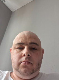 Alfonz, 35 �ves t�rskeres� f�rfi, Gy�r