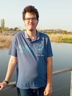 Levi, 26 �ves t�rskeres� f�rfi, Magl�d