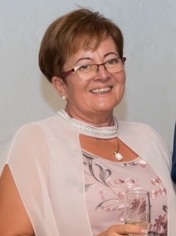 Kata, 65 �ves t�rskeres� n�, Tatab�nya