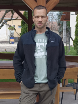 J�nos, 46 �ves t�rskeres� f�rfi, Cegl�d