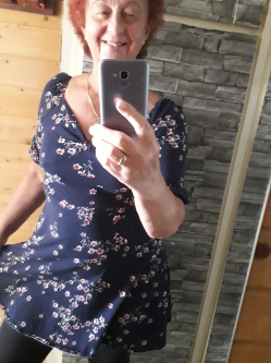 Erzs�bet, 69 �ves sz�kesfeh�rv�ri t�rskeres� n�