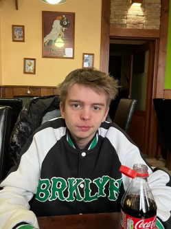 Joel, 19 �ves szentm�rtonk�tai t�rskeres� f�rfi