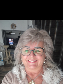�gica, 56 �ves t�rskeres� n�, Koml�