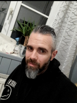 D�nes, 33 �ves t�rskeres� f�rfi, Bicske