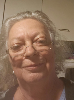 Erzs�bet, 68 �ves t�rskeres� n�, Badacsonyt�rdemic