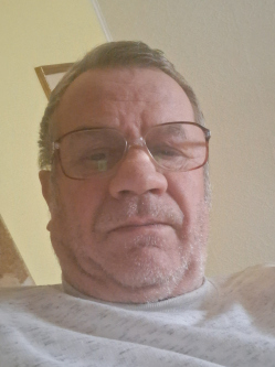 Zolt�n, 70 �ves t�rskeres� f�rfi, Gy�r
