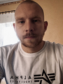 Viktor, 23 �ves t�rskeres� f�rfi, J�szber�ny