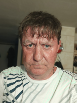 Tibor, 61 �ves t�rskeres� f�rfi, Sz�ny