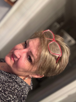 Gabriella, 56 �ves t�rskeres� n�, Gy�r