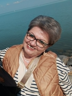 Inci, 67 �ves t�rskeres� n�, Szarvas
