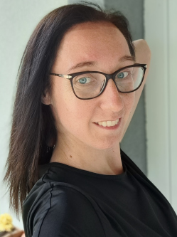 Reni, 35 �ves t�rskeres� n�, Kisb�r