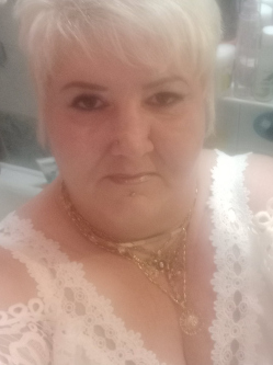 Szilvia, 50 �ves t�rskeres� n�, Budapest