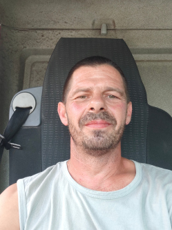 Csaba, 46 �ves t�rskeres� f�rfi, G�rcs�ny