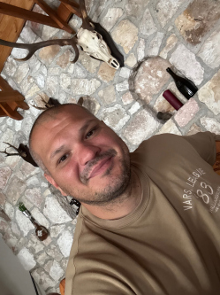 Levente, 38 �ves t�rskeres� f�rfi, Saj�senye