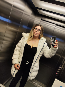 Ang�la, 28 �ves t�rskeres� n�, Balatonbogl�r