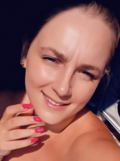 N�ra, 26 �ves t�rskeres� n�, Eger