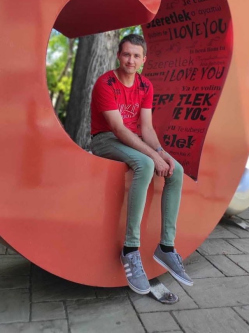 Mikl�s, 32 �ves t�rskeres� f�rfi, �jk�gy�s
