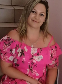 Anett, 40 �ves t�rskeres� n�, Szeksz�rd