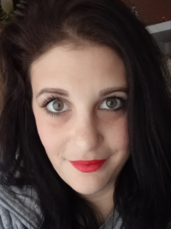 Melinda, 32 �ves t�rskeres� n�, Koml�