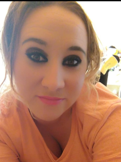 Eszti, 38 �ves t�rskeres� n�, Bics�rd
