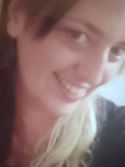 Ella, 34 �ves t�rskeres� n�, Mak�