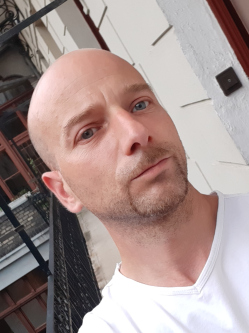 S�ndor, 47 �ves t�rskeres� f�rfi, Budapest