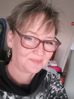 Zsuzsa, 51 �ves t�rskeres� n�, Bogyoszl�