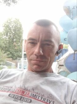 J�nos, 39 �ves kisn�medi t�rskeres� f�rfi