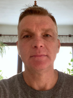 Joc�, 47 �ves t�rskeres� f�rfi, Solt