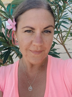 Zsuzsanna, 40 �ves t�rskeres� n�, Gy�l