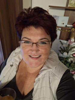 Erika, 55 �ves t�rskeres� n�, Orosh�za