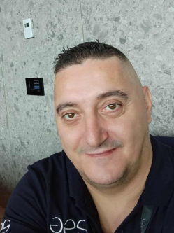 Misi, 46 �ves t�rskeres� f�rfi, G�rdony