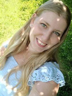 Emi, 26 �ves t�rskeres� n�, Tata