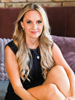 Brigitta, 50 �ves tatai t�rskeres� n�