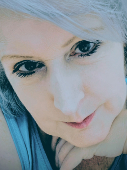 Edina, 57 �ves t�rskeres� n�, P�pa