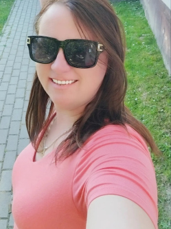 Niki, 39 �ves t�rskeres� n�, Bazsi