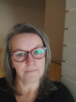 Erzs�, 53 �ves t�rskeres� n�, Kisv�rda
