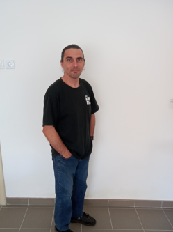 Zoli, 53 �ves t�rskeres� f�rfi, Szabadk�gy�s