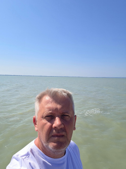 Gerg�, 52 �ves t�rskeres� f�rfi, Mak�